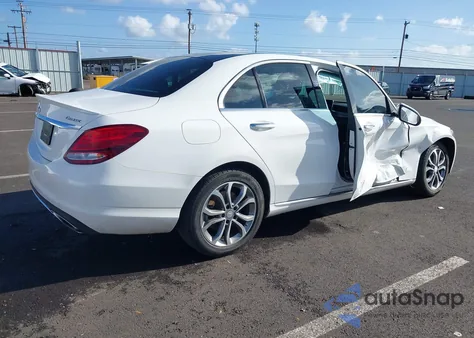 2016 Mercedes-Benz C 300 4Matic z USA, uszkodzony, nr VIN 55SWF4KB2GU136395